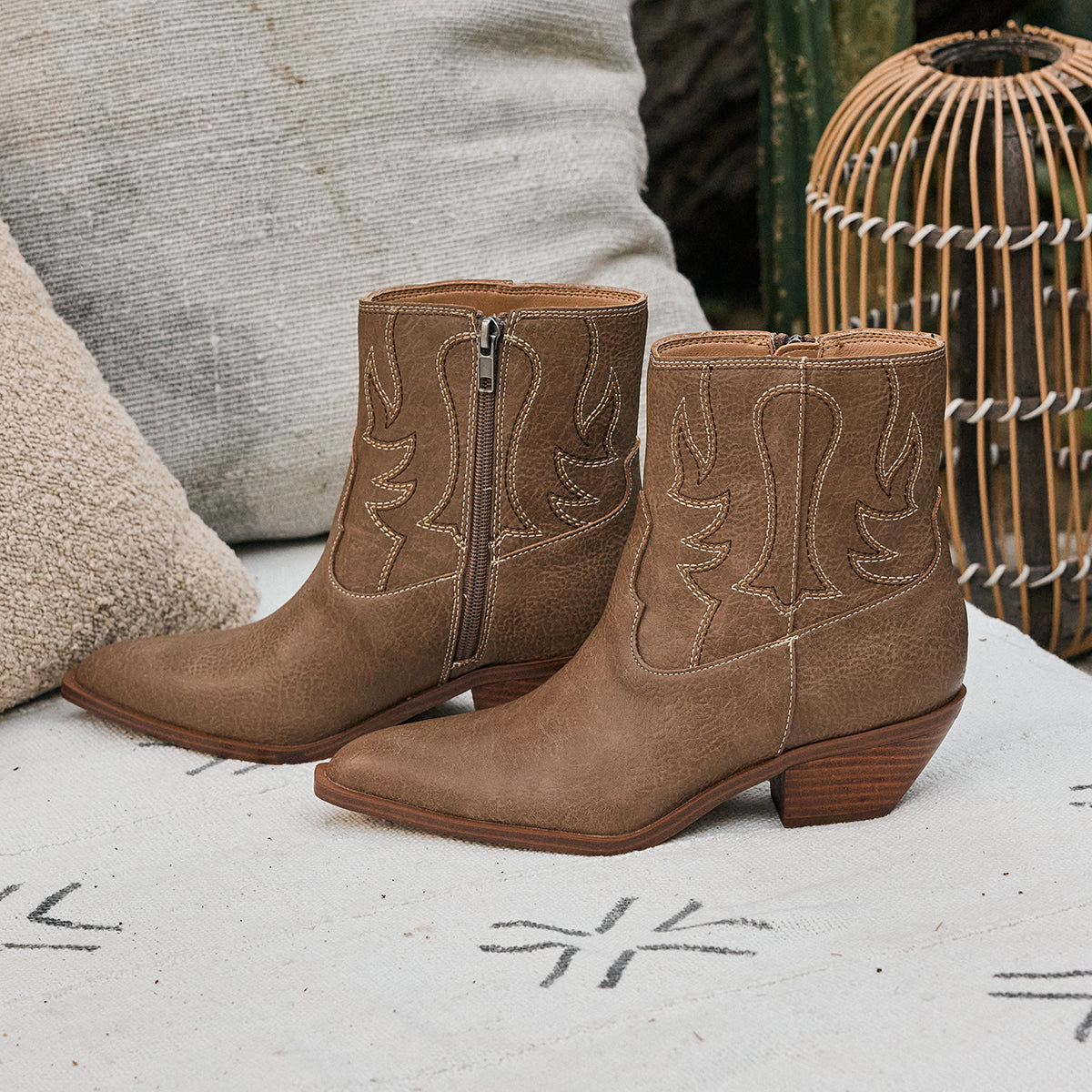 Yellow Box Footwear Everyday | Clifton Western Boot - Taupe